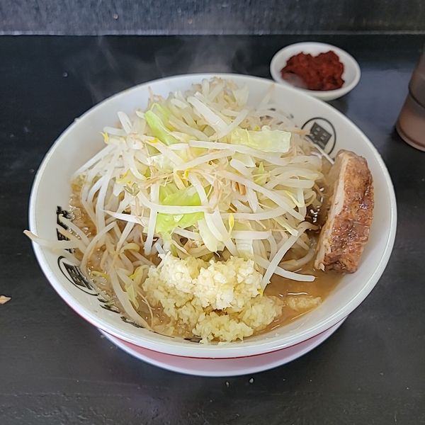 「ラーメン150gニンニク＋自家製七味唐辛子（有料）」@とんこつラーメン男盛の写真