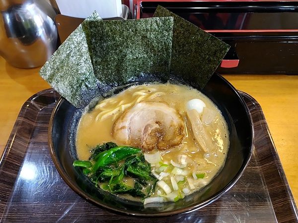 「家系醤油豚骨ラーメン」@横浜家系ラーメン翔 湯河原店の写真