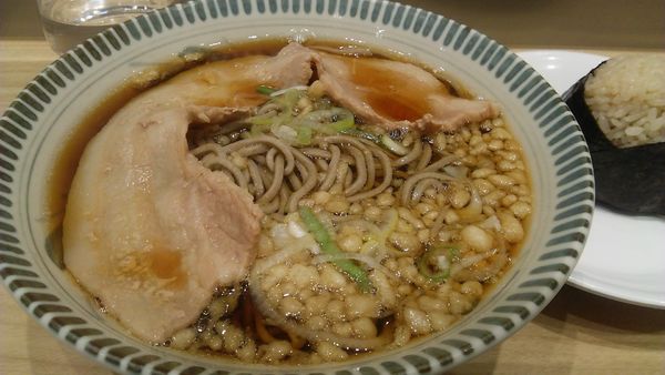 「肉そば 480円＋茶めしおにぎり 100円」@豊しま 春日店の写真