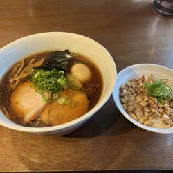 醤油味玉らぁ麺(大盛) チャーシューご飯
