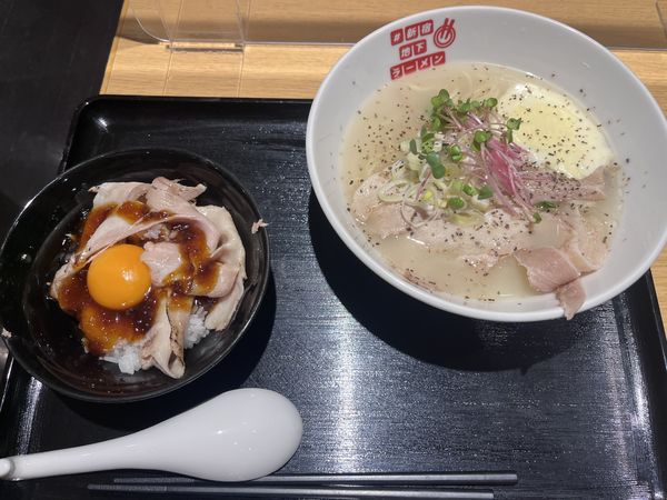 「鳥の鶏次　トロける鶏そばフロマージュ　肉玉丼」@#新宿地下ラーメンの写真
