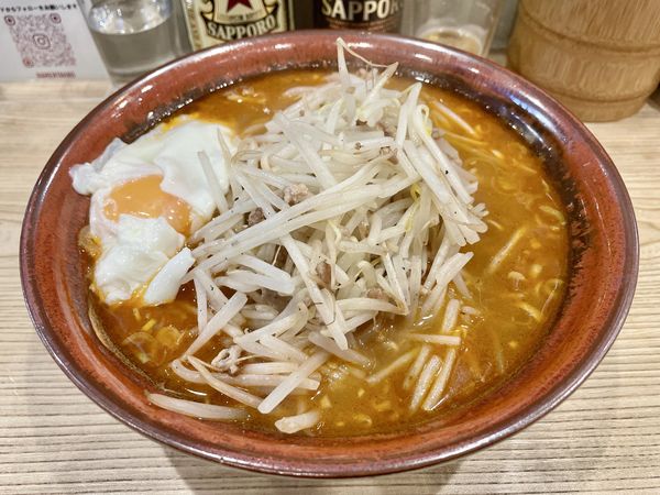 「サッポロ赤星＆黒生＋賄い焼豚皿→味噌らーめん もやし半熟玉子」@らーめん 高尾の写真