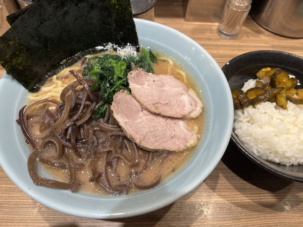 「ラーメンかためこいめキクラゲごはん中」@横浜らーめん渡来武 総本店の写真