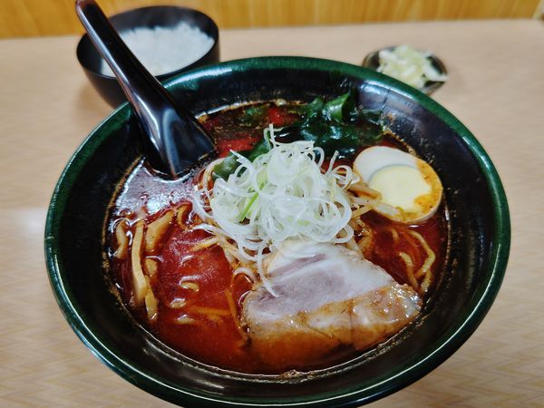 「鉄火麺９００円＆小ライス１００円」@味源 河辺店の写真