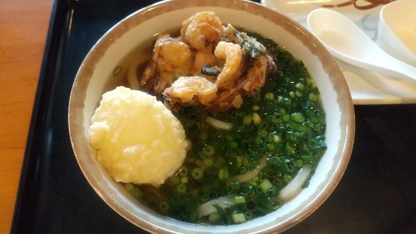 「うどん中340円、海鮮かき揚げ180円、半熟卵天120円」@うどん ちよ志 南吉方店の写真