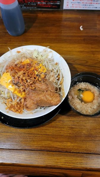 「汁なし＋スライスチーズ＋アブタマ」@道の途中の写真