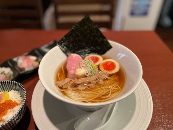 「津軽煮干し中華蕎麦（味玉入り）¥900」@酒肴場 屯の写真