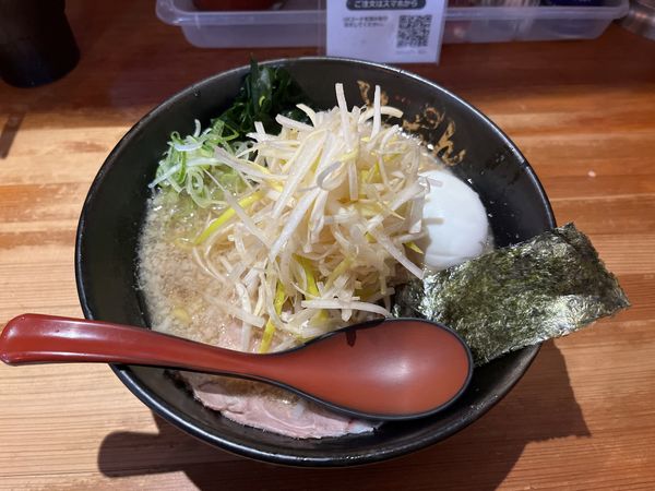 「ネギラーメン　麺硬め　900円」@ラーメンショップ  とんちゃん 藤原店の写真