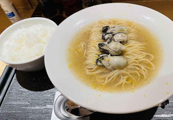「牡蠣そば(塩) 900円 白飯 大 180円」@貝出汁中華そば カワチリバーの写真