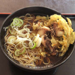 ゲソかき揚げそば(450円)