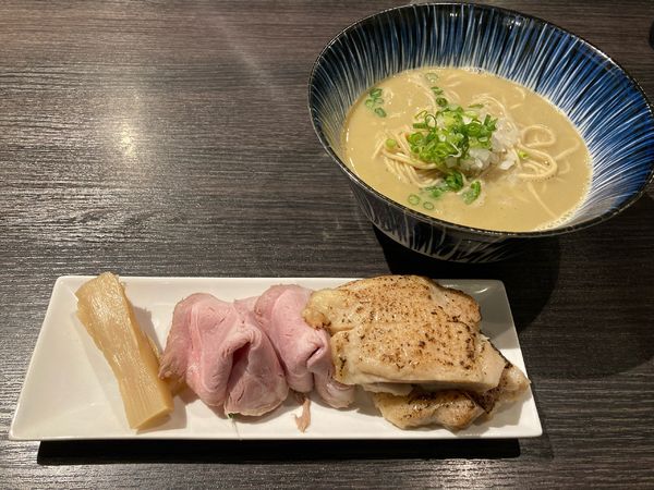 「牡蠣白湯そば・炙り蒸し鶏（期間限定）」@中華そば 十目一八食堂の写真