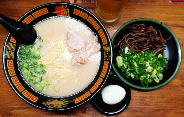 「ラーメン＋半熟塩ゆでたまご＋ねぎ＋きくらげ＋生ビール(中)」@一蘭 新橋店の写真