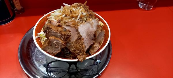 「小ラーメン豚入り(野菜・あぶら・にんにく少し・削り節)」@ラーメンタロー 蒲田の陣の写真