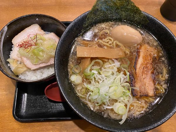 「2年1組（濃厚醤油+味玉）+ネギ塩チャーシュー丼」@らぅ麺 ガラ喰楽学校 大宮店の写真