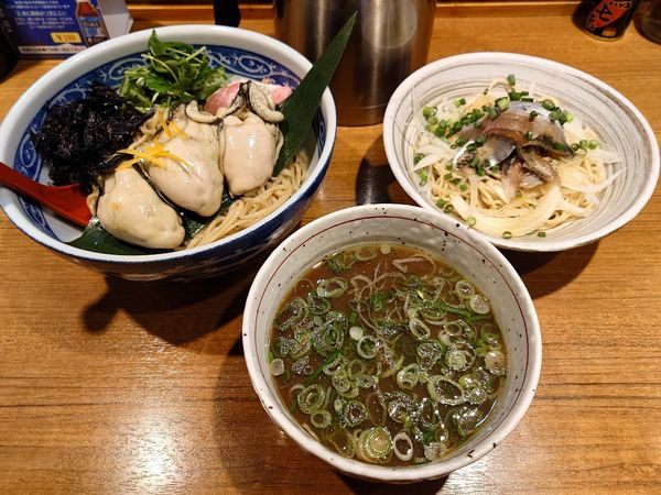 「【限定】真牡蠣のつけそば 海藻麺 いわしそば」@寿製麺よしかわ 川越店の写真