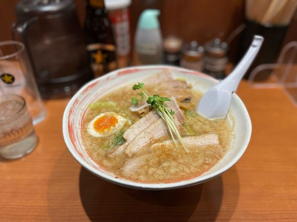 「ぶり節味噌の燻製チャーシュー麺¥1450」@函館麺厨房 あじさい 東京ラーメンストリート店の写真
