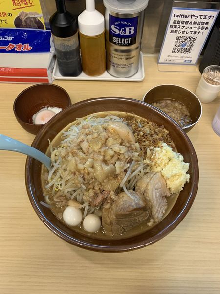 「ラーメン（豚ウズラ）大盛り＋マシマシ＋温玉＋フライドオニオン」@麺屋 顎で喰らえの写真