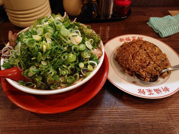 「中華そば ねぎ 肉多め 小 焼き飯」@新福菜館 麻布十番店の写真