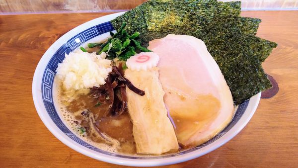 「口樂式家系ラーメン＋板海苔･ニンニク」@口樂の写真
