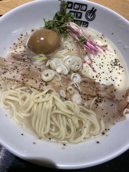 「鳥の鶏次  鶏そばフロマージュ＋味玉 1000+120」@#新宿地下ラーメンの写真