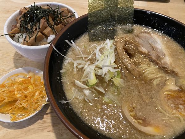 「味玉黒らーめん こってり＋ねぎチャーシュー丼（1310円）」@らーめんめんぱちの写真