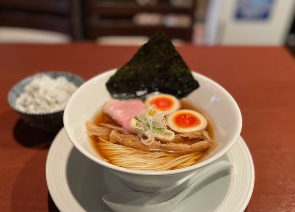 「津軽煮干し中華蕎麦（味玉入り）¥900、白ご飯¥150」@酒肴場 屯の写真