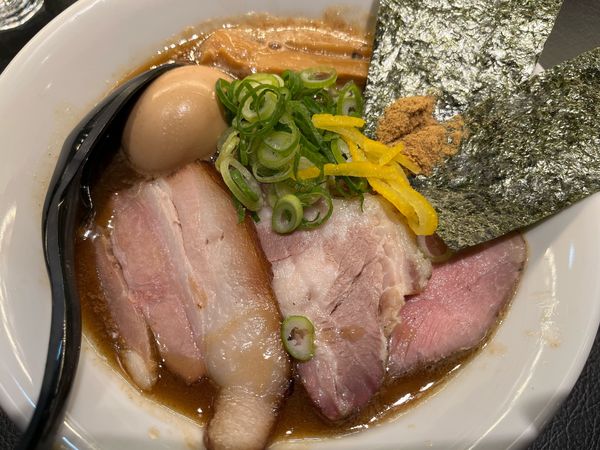 「特製濃厚豚骨魚介蕎麦」@百合の咲く場所の写真