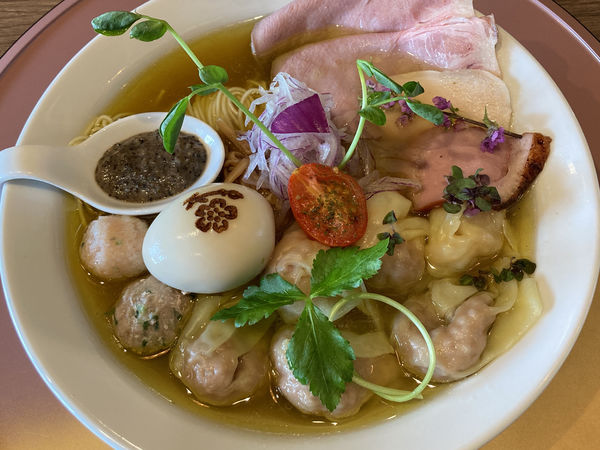 「特級支那そば(潮味)+肉雲呑+海老雲呑＋久慈軍鶏の半熟卵＋他」@支那蕎麦 大丸の写真