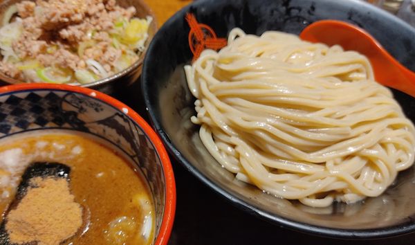 「背脂つけ麺中盛+肉ねぎ飯」@つけ麺専門店 三田製麺所 ヨドバシAkiba店の写真