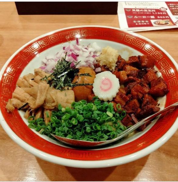 「煮干しルーロー油そば」@焼貝あこやの写真