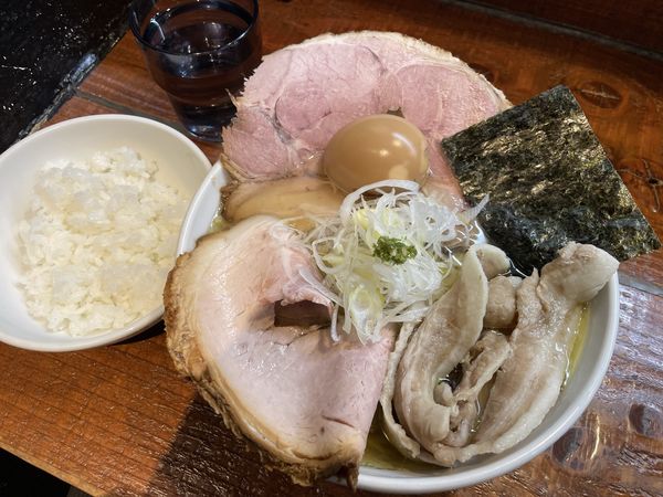 「立川スペシャル(塩、鶏油) ¥1300 半ライス¥100」@元祖一条流がんこラーメン たま館分店の写真