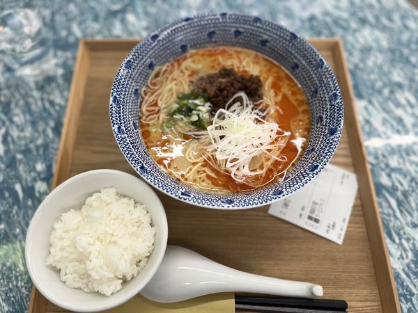 「担々麺 891円(税込980円)＋無料ご飯」@コスモ厨房 神田軒の写真