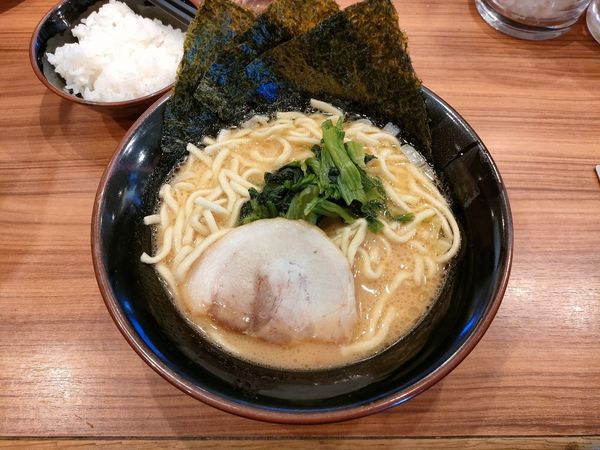 「横浜家系ラーメン＋ライス　920円」@横浜家系ラーメン 壱角家 埼大通り店の写真