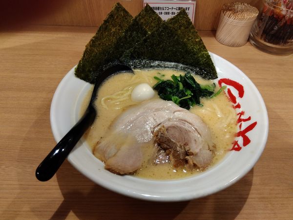 「ラーメン　中太麺」@横浜家系ラーメン 吟家 船橋駅前店の写真