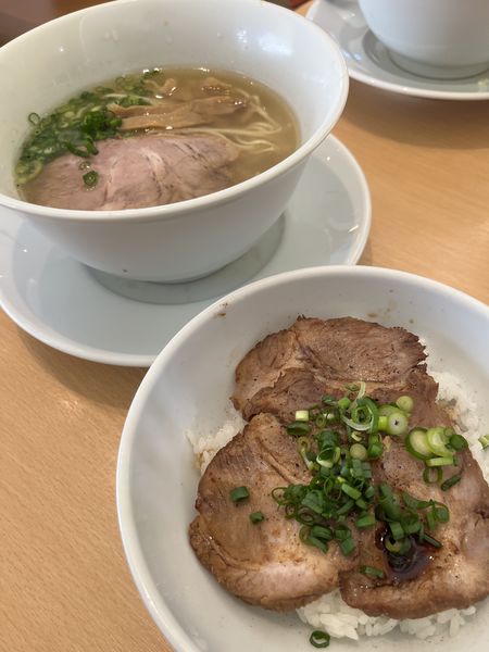 「塩らぁ麺　ハーフチャーシュー丼」@らぁ麺食堂 吉凛の写真