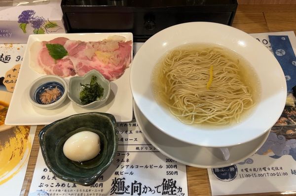 「追込み鰹出汁拉麺 塩 カツオ玉付」@麺と向かって鰹の写真
