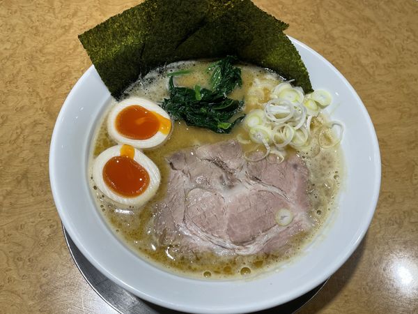 「味玉入り濃厚鶏豚骨　￥８１０」@鶏番長の写真