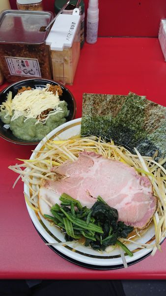 「ネギラーメン(白)(和風スパイス)+半ライス」@家系ラーメン王道家直伝 との丸家 松飛台店の写真