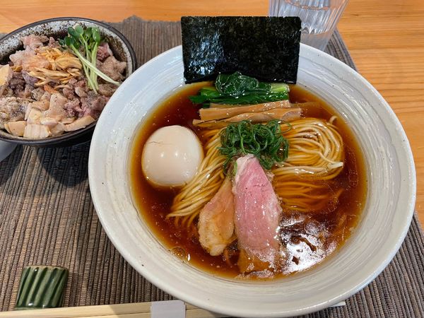 「醤油らぁ麺 + 3種チャーシューごはん + 味玉(クーポン)」@麺屋 さくら井の写真