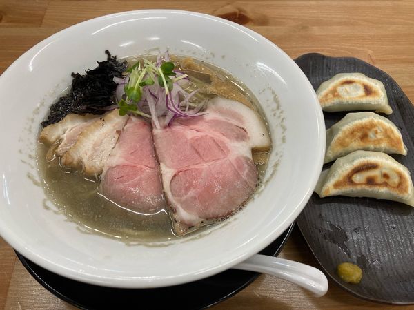 「こはね純煮干し・窯焼きチャーシュー、鶏餃子３個」@麺彩 こはねの写真