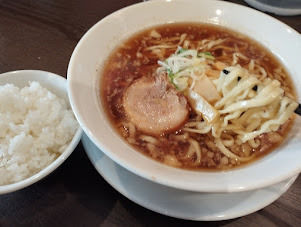 「吉家醤油らぁ麺(750)+ランチサービス小ライス」@らぁめん 吉家の写真