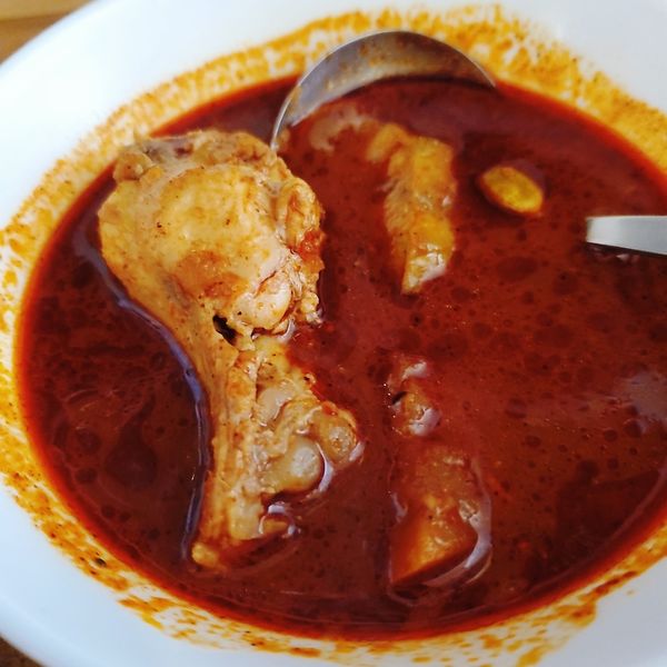 「赤の薬膳カリー1000円」@カリー＆ワイン ビストロ べっぴん舎 お茶の水店の写真