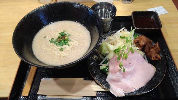 「博多もつ焼き野菜盛りらぁ麺¥1000+替え玉¥150-」@博多豚骨らぁ麺 一絆 上野御徒町本店の写真