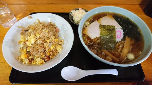 「半チャンラーメン1050円」@さがわ食堂の写真