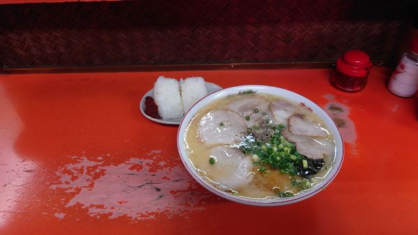 「ラーメン大盛りとオニギリ」@龍王の写真