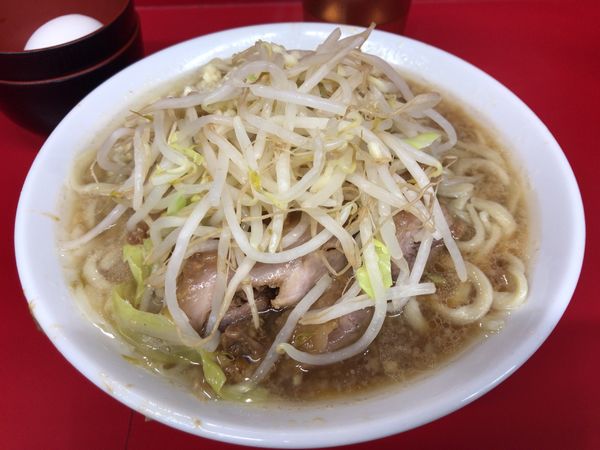 「小ぶた(ニンニク)+生たまご 900円」@ラーメン二郎 大宮公園駅前店の写真