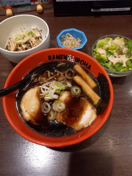「富山ブラックラーメン￥920＋ミニ豚マヨ丼セット￥300」@豚系 麺家いろは 秋葉原店の写真