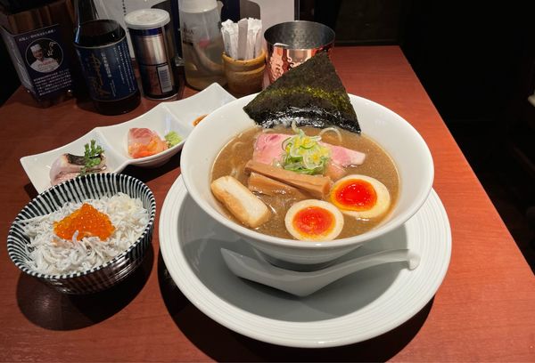 「濃醇煮干し蕎麦（味玉入り）¥950、海鮮丼¥500」@酒肴場 屯の写真