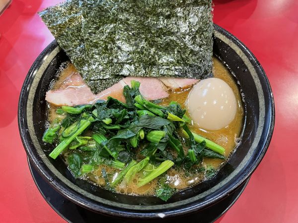 「ラーメン＋煮卵＋ほうれん草」@家系ラーメン たつ家の写真