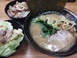 「ラーメン(700)ｷｬﾍﾞﾁｬｰ(100)半まかない飯150」@八家本陣の写真